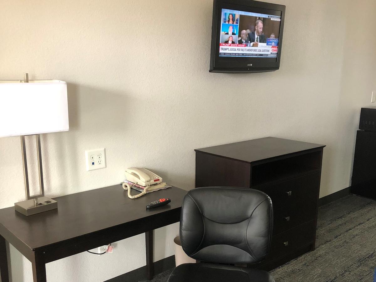 Executive Inn And Suites Joaquin Zewnętrze zdjęcie
